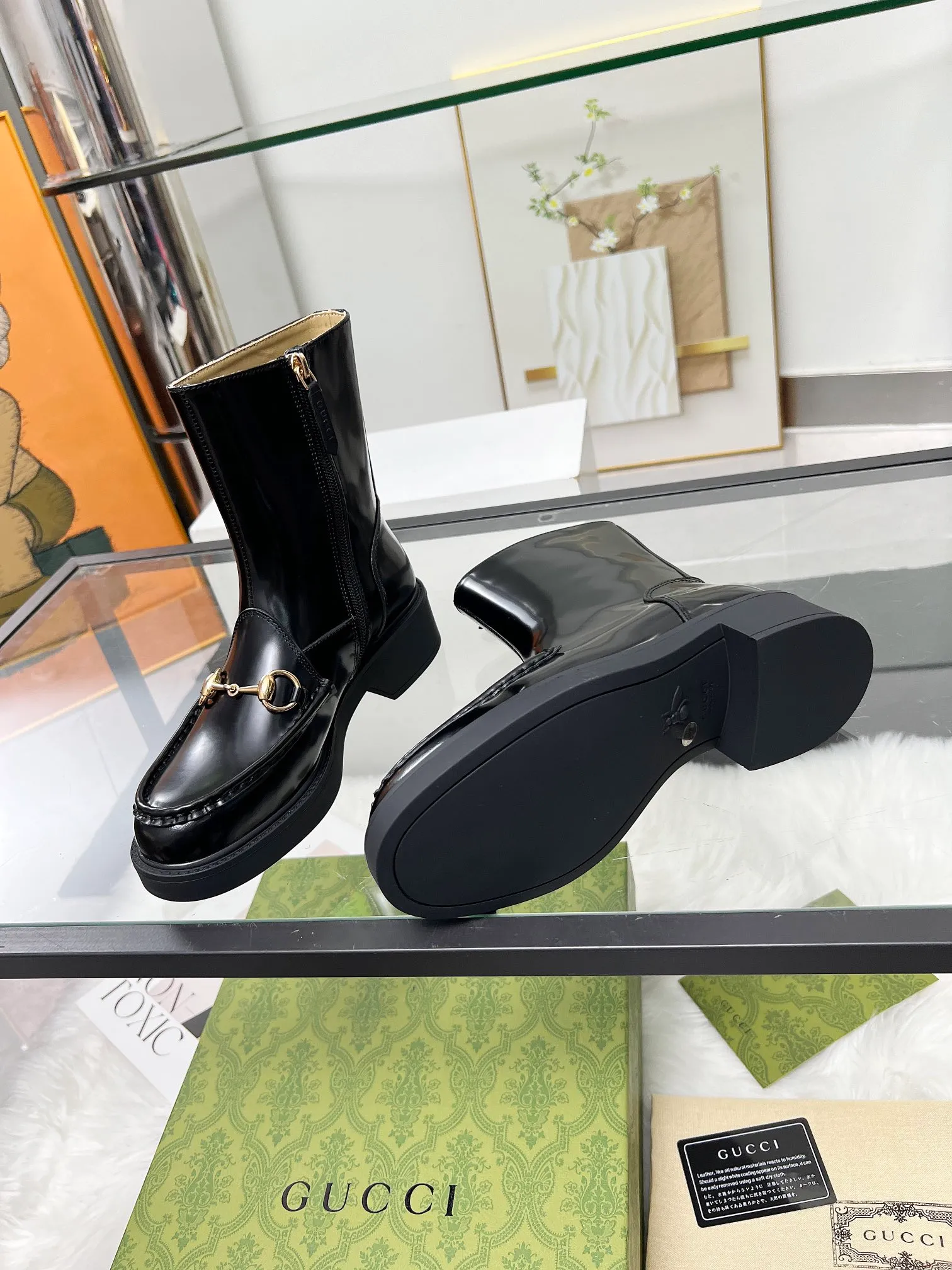 👟👟Ex-factory price 600👟👟 2025 latest version of Gucci GUCCI hot sale✅ 🎉Very easy to match👍Inner zipper design, easy to put on and take off 'Branded buckle Heel height: 6cm Fabric: Cowhide/open edge beads Inner/foot: apricot cowhide 🐂 Outsole PPU material Color: black Code number: 34-40. 34 and 41 42 need to be customized. Packaging: Comes with card and cloth bag.